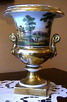 Vaso biansato, detto Vaso Medici, decorato a terzo fuoco con paesaggio e oro - I� quarto XIX secolo